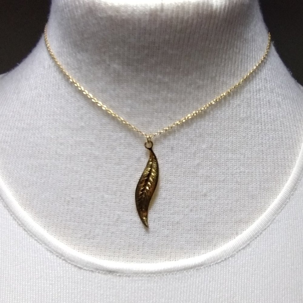 Gold Tone Necklace with Leaf Pendant